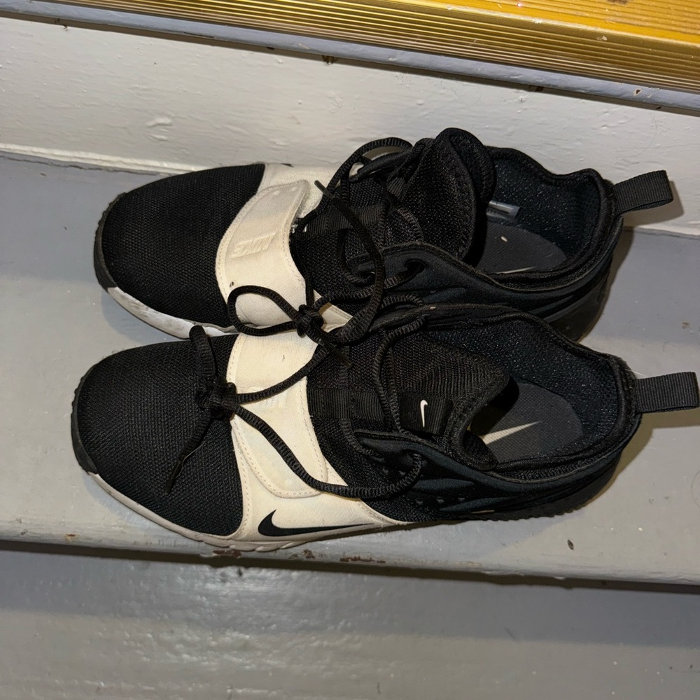 Black and white Nikes with strap mens size 9.5 - Picture 3 of 3